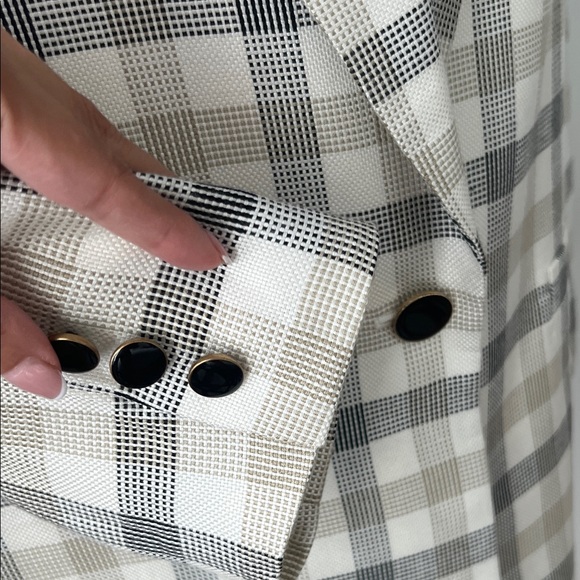 Kasper Plaid Blazer in Cream and Gray - Picture 2 of 5